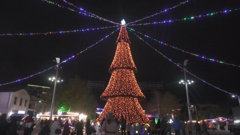 Светлините на коледното дърво в Бургас бе запалено по традиция