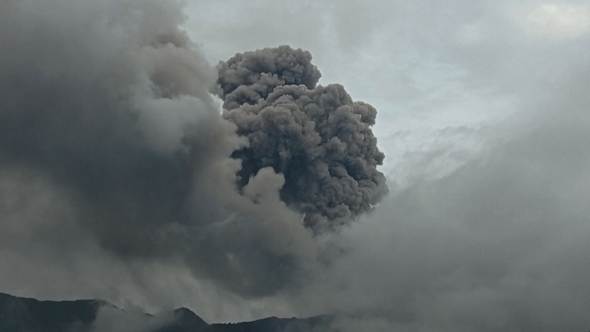 Изригна индонезийският вулкан Мерапи в провинция Западна Суматра.Изхвърлените в атмосферата