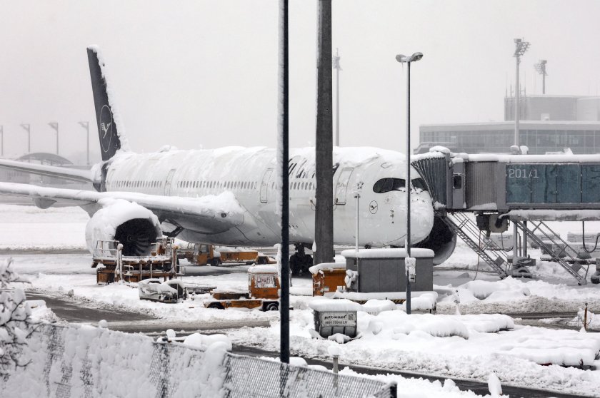 летището мюнхен отмени полети заради обилен снеговалеж