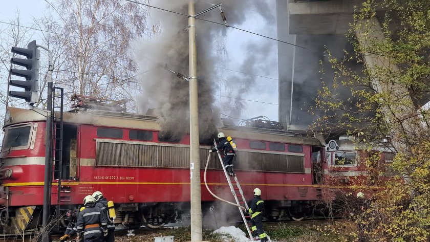 Локомотив на пътнически влак се запали на гара Тулово. Сигналът