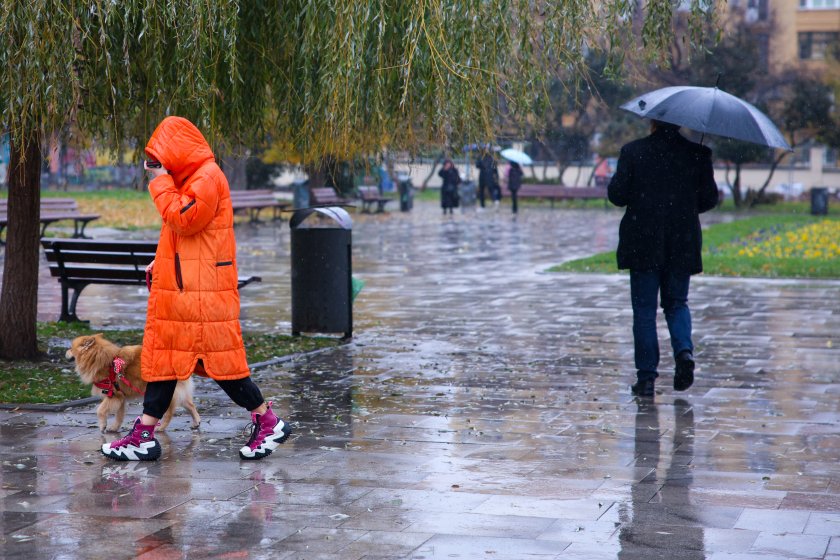 Валежите постепенно навсякъде ще спрат, най-късно в югоизточните райони. В