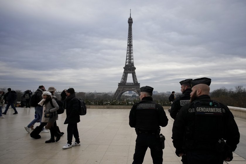 Макрон определи нападението в Париж като тероризъм
