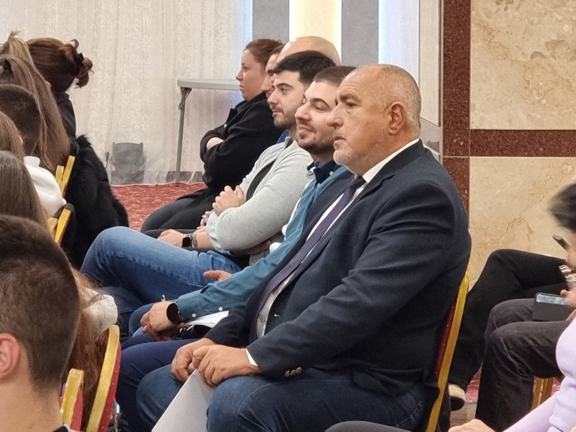 Бойко Борисов нарече управленската сглобка "паянтова", но застава зад кабинета