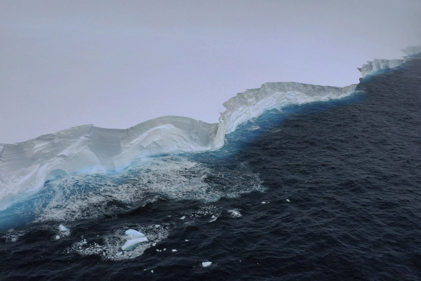 Айсбергът A23a, който е най-големият в света, е с дебелина