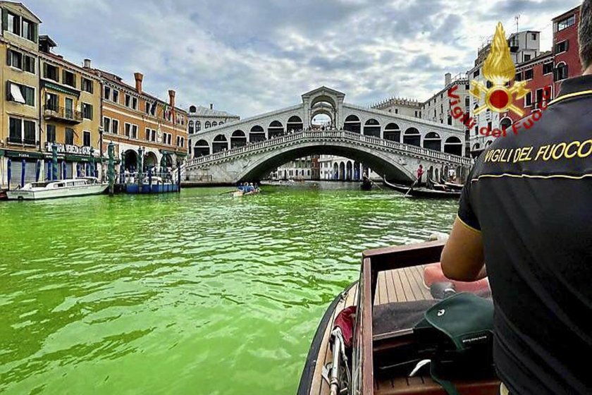 водата канале гранде венеция стана зелена заради акция екоактивисти