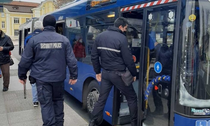 Заради хвърляне на камъни: Препълнен автобус в Бургас се размина на косъм от произшествие