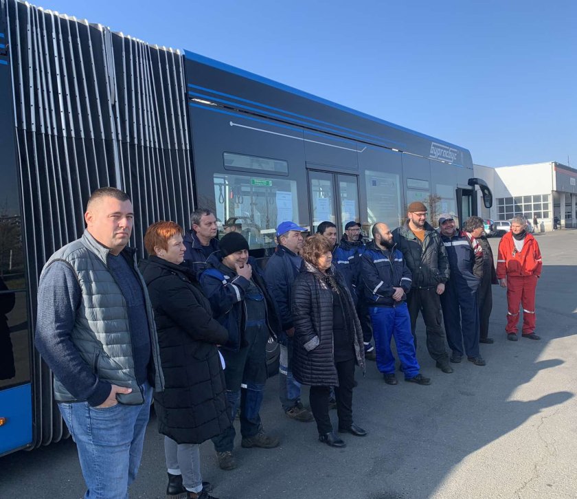 Служители от градския транспорт в Бургас проведоха символичен протест във