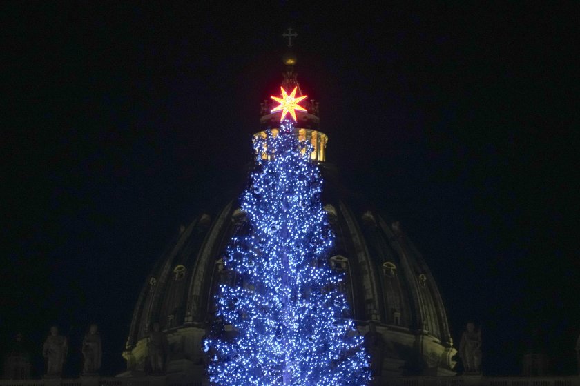 На площад Свети Петър във Ватикана грейна празничната елха.Тази година