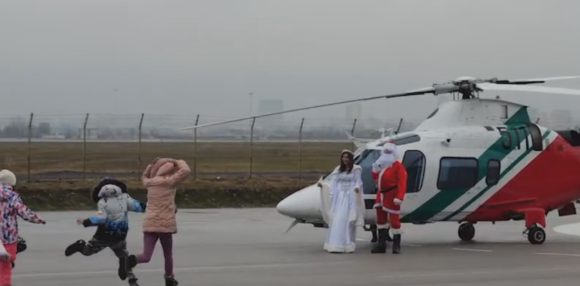 Дядо Коледа пристигна с хеликоптер на Гранична полицаи, управляван от