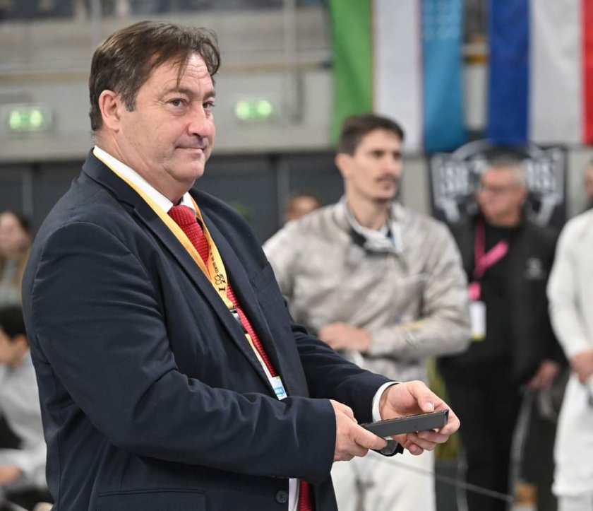 Един от най-опитните и уважавани съдии във фехтовката, българинът Васил