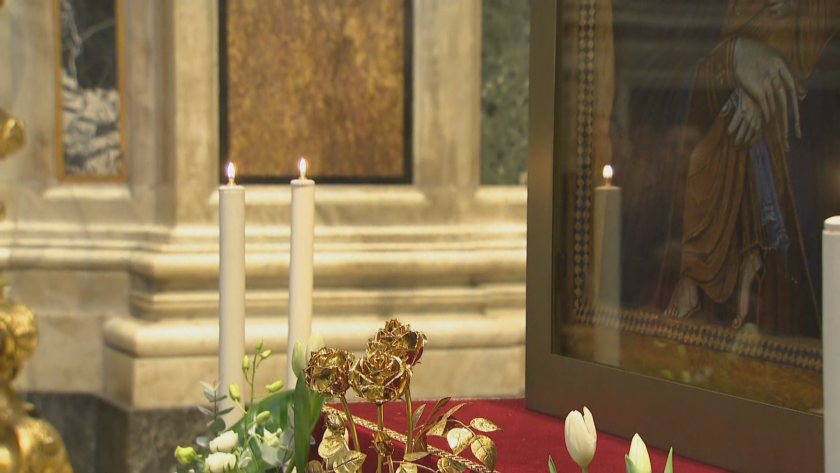 Папа Франциск дари Златната роза на иконата на Богородица, която