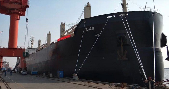 Корабът Руен за насипни товари, който е собственост на Параходство