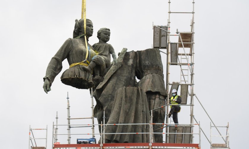 продължава демонтажът паметника съветската армия снимки