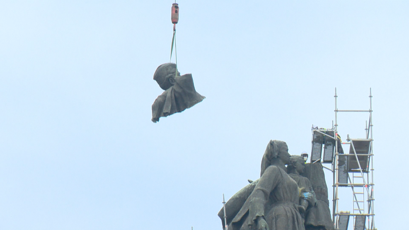 Трети ден продължава демонтажът на Паметника на Съветската армия в