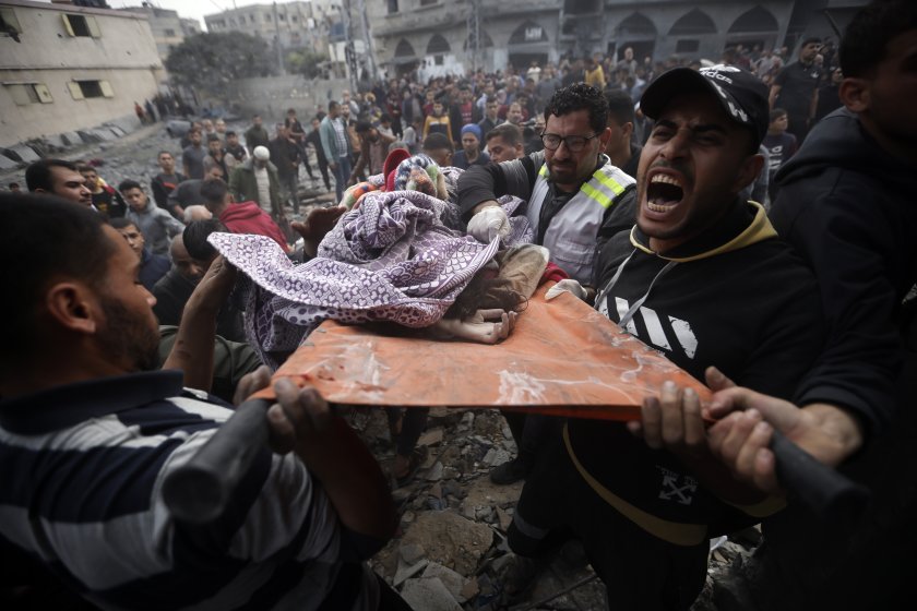 Израел продължи да бомбардира цели в Газа, часове след като