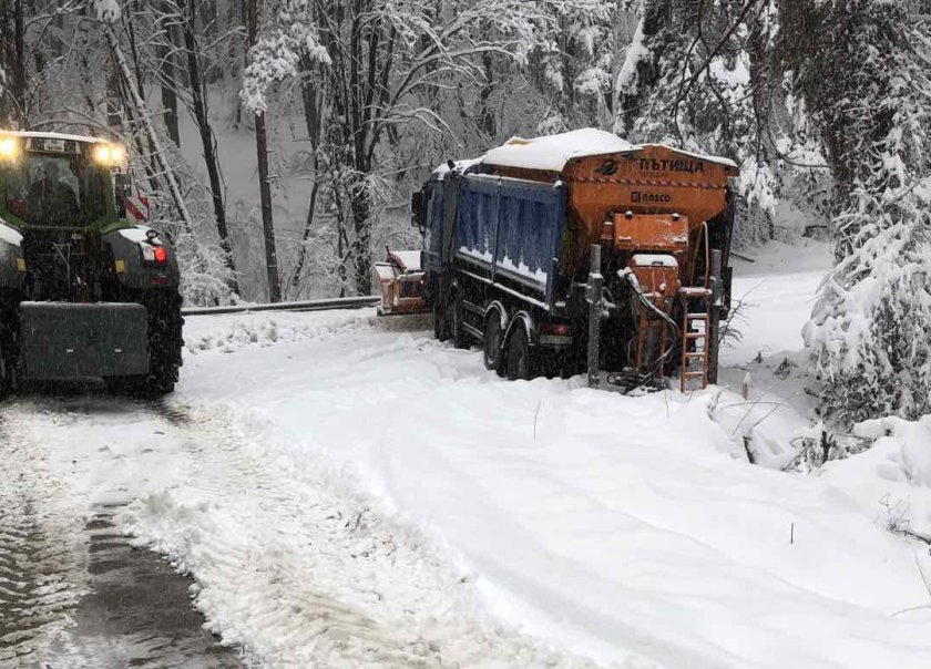 Населени места са без ток в Пловдивско заради снега