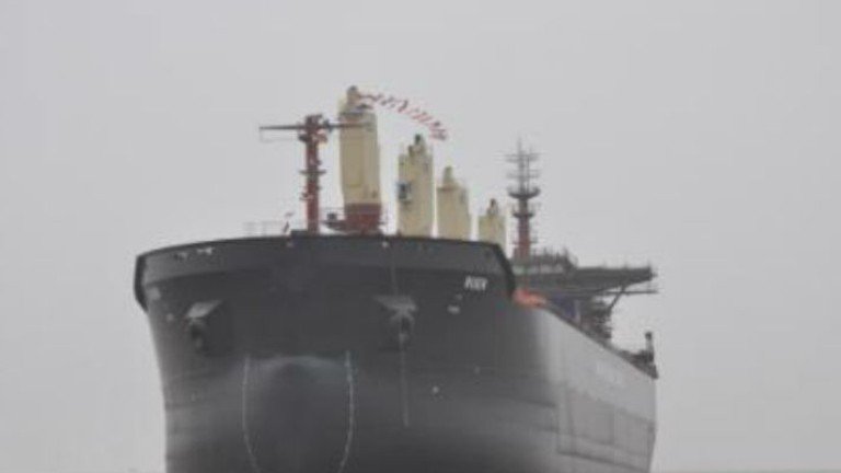 Все още няма връзка с екипажа на отвлечения кораб Руен,