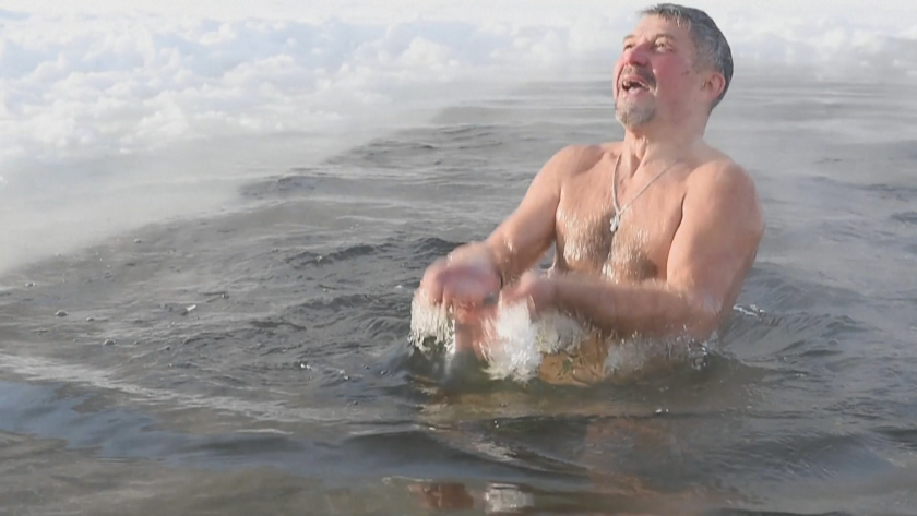 Ентусиасти в Сибир скочиха в ледени води при минус 35 градуса