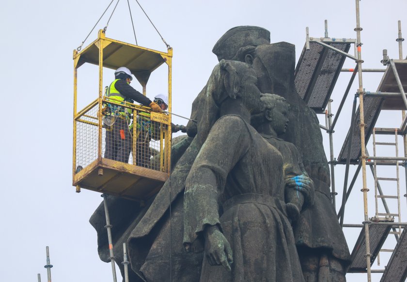 демонтират паметника съветската армия снимки