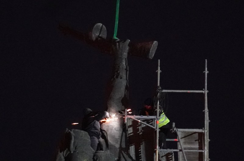 Кран демонтира фигурите на Паметника на съветската армия. Около 18.00