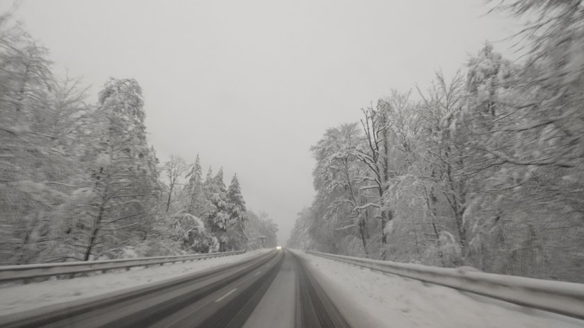 В Благоевградска област пътната обстановка е спокойна, сняг има по