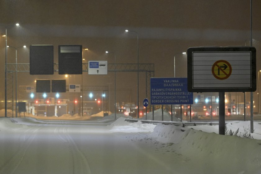 Часове след като отвори пропускателните пунктове, Финландия обяви, че отново