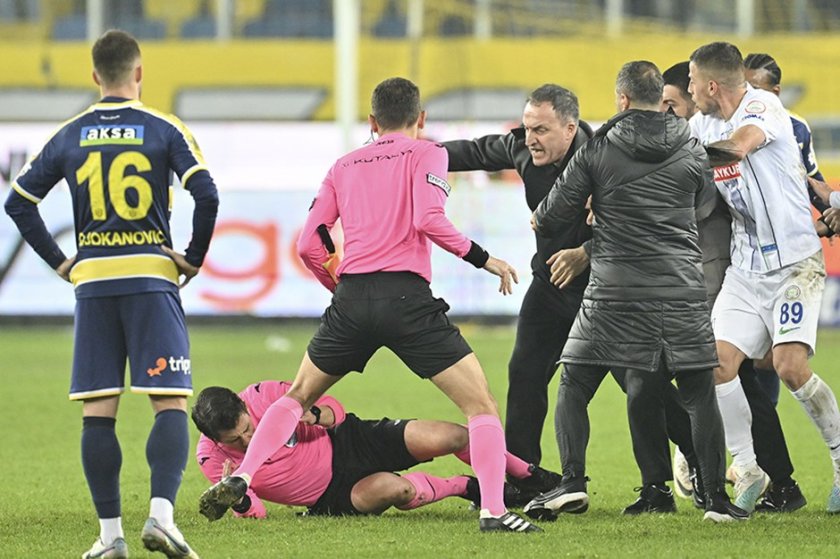 турската футболна лига спря всички мачове първенството второ нареждане боя съдия анкара