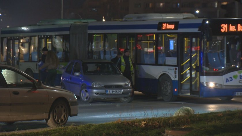 кола удари автобус час пик варна ранена пътничка