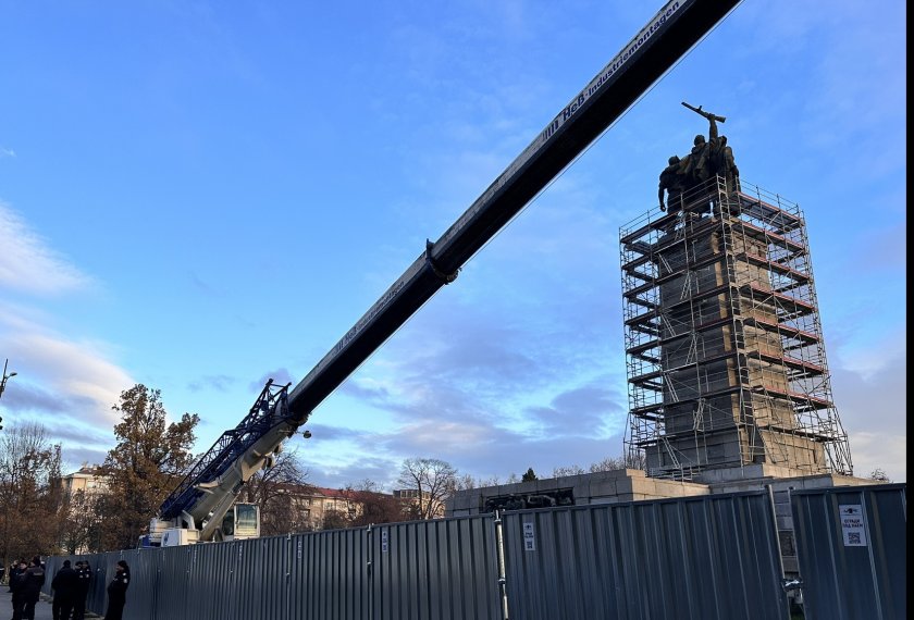 Започва демонтаж на някои от фигурите на Паметника на Съветската