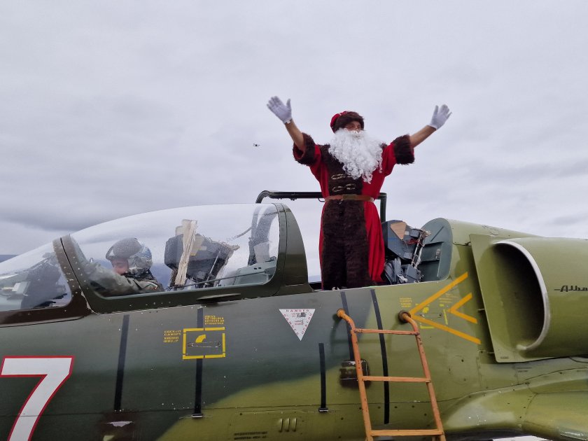 Дядо Коледа кацна на летище Пловдив с военен самолет L-39