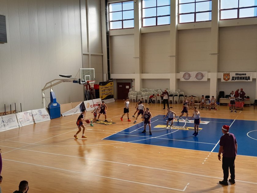 Близо 100 деца се включиха в коледния баскетболен празник в спортната зала в Дупница