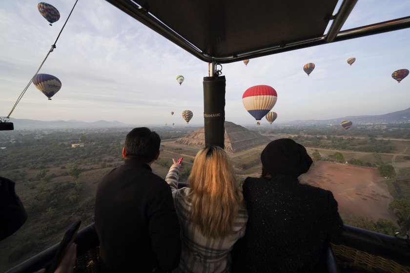 Туристи се издигат с горещ балон над Теотиуакан в Мексико.Теотиуакан