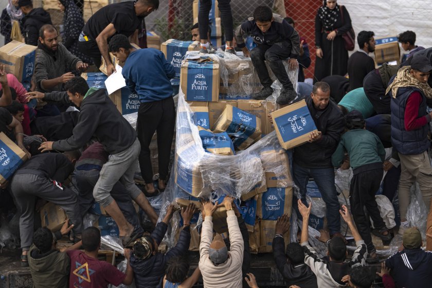 Отчаяни хора щурмуваха камиони с помощи на границата между Газа и Египет