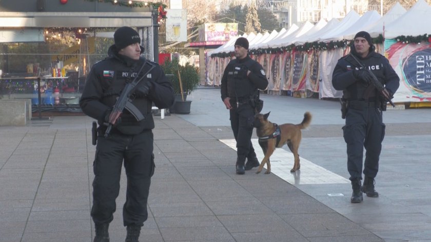 Полицията в Бургас затегна мерките в празничните дни. Специализирани части