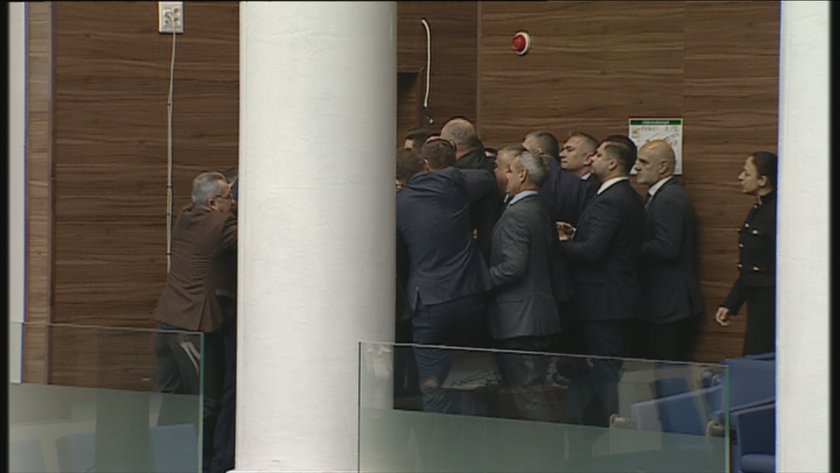 Физически сблъсъци между партии, подкрепящи управлението и опозиция в началото