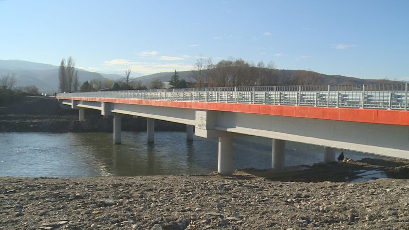 Пуснаха официално мостът, свързващ Благоевград с пет села в общината.