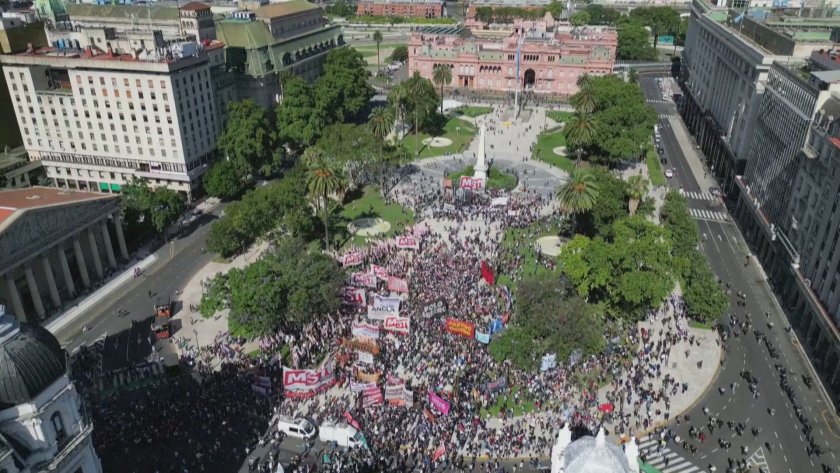 Хиляди излязоха на първи протест срещу новия президент на Аржентина и неговите мерки за шокова терапия на икономиката