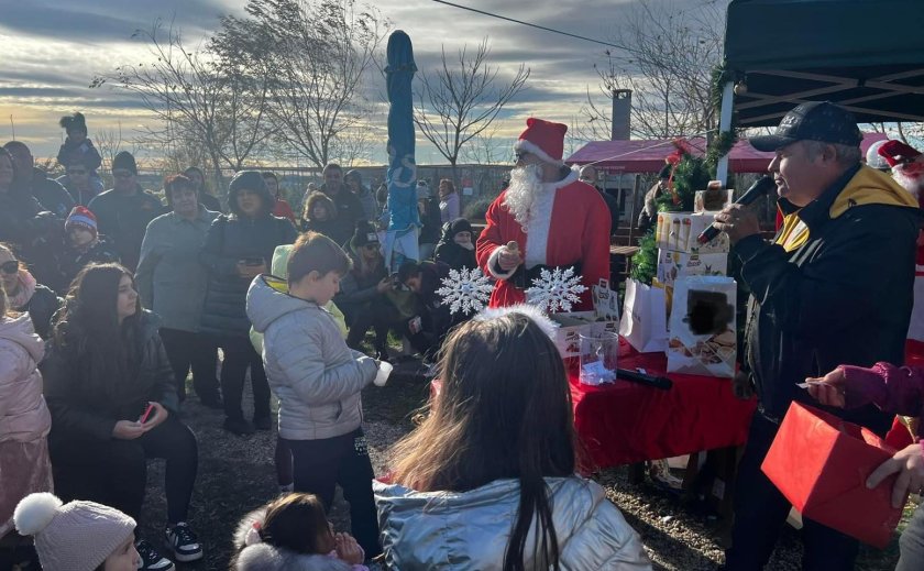 Дядо Коледа раздаде подаръци на децата в бургаския зоопарк