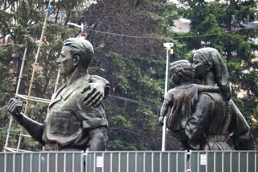 Демонтираните бронзови фигури от монумента “Паметник на съветската армия се