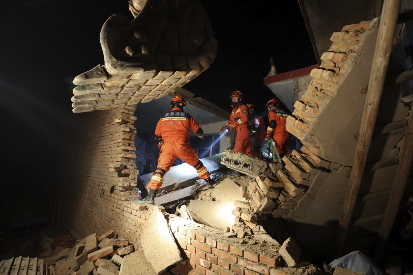 Най-малко 116 души са загинали при силно земетресение в Северозападен