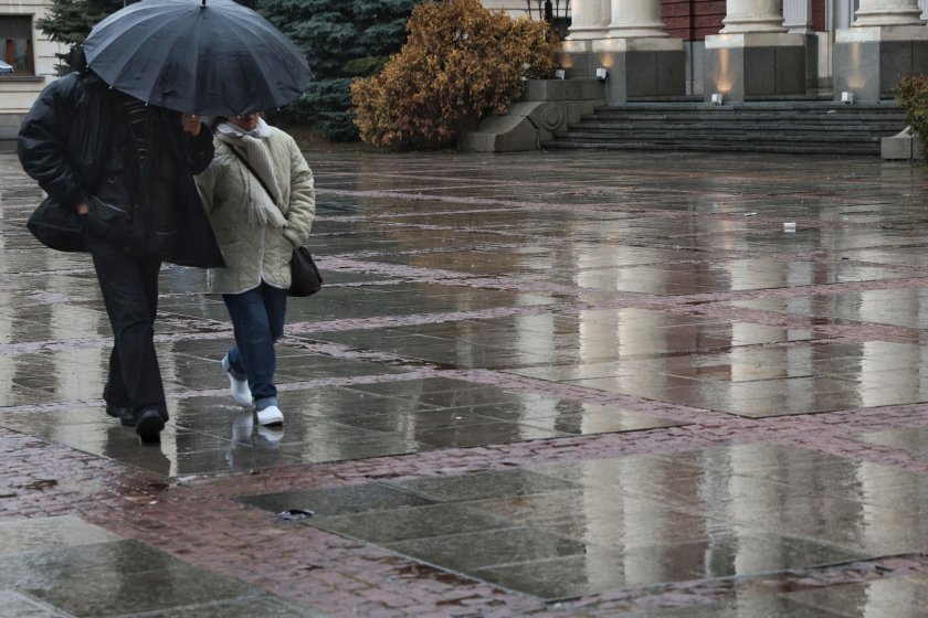 Започват валежи от дъжд и сняг - къде първо ще завали