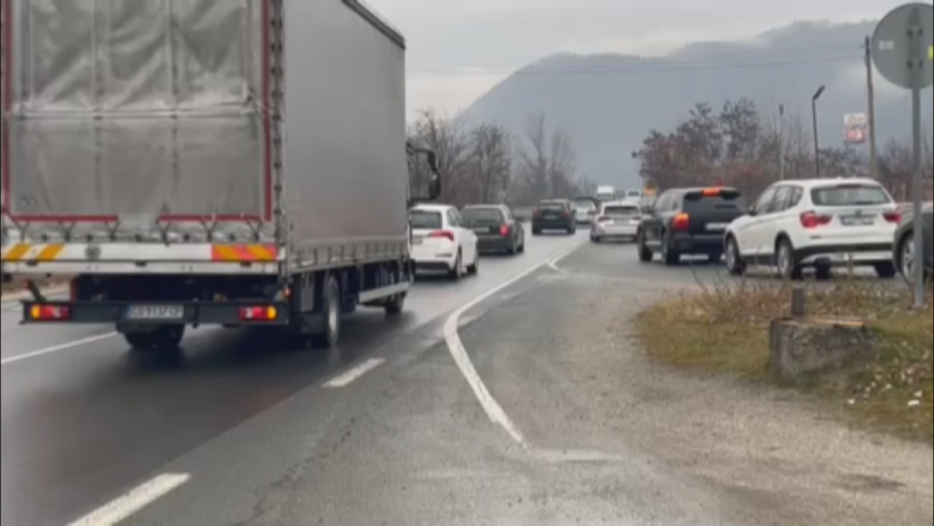 Засилен е трафикът по всички пътища в Югозападна България