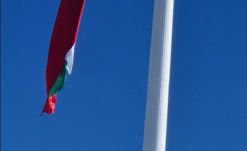 Знамето на пилона Рожен се е скъсало, съобщиха от БСП-Смолян.Издигането