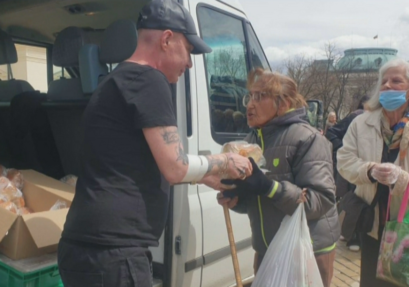 Доброволец ежедневно осигурява топла храна на десетки нуждаещи се в София