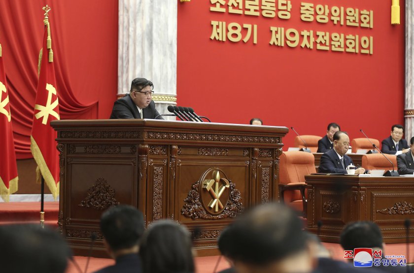 Севернокорейският лидер Ким Чен-ун призова армията, оръжейната индустрия и ядрения