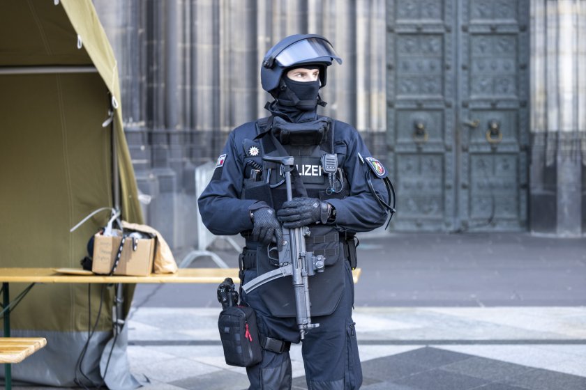 петима души задържани готвено терористично нападение катедралата кьолн