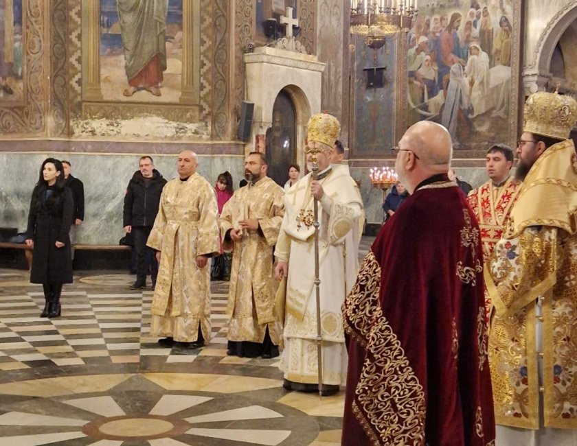 Света Василиева литургия започна в катедралния храм Свети Александър Невски.Отслужва