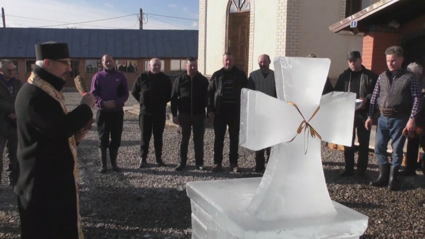Ледени кръстове за Богоявление в румънско село