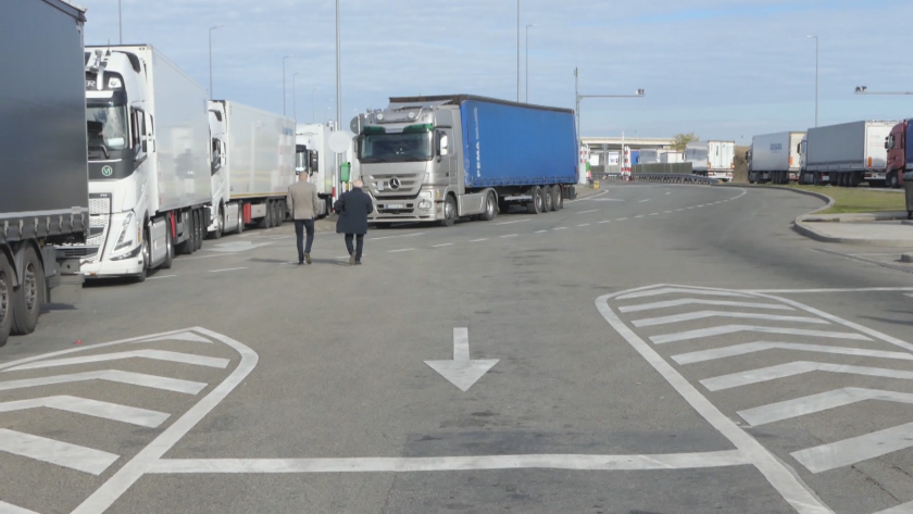 Камиони, натоварени със стока за Австрия, чакат с дни на