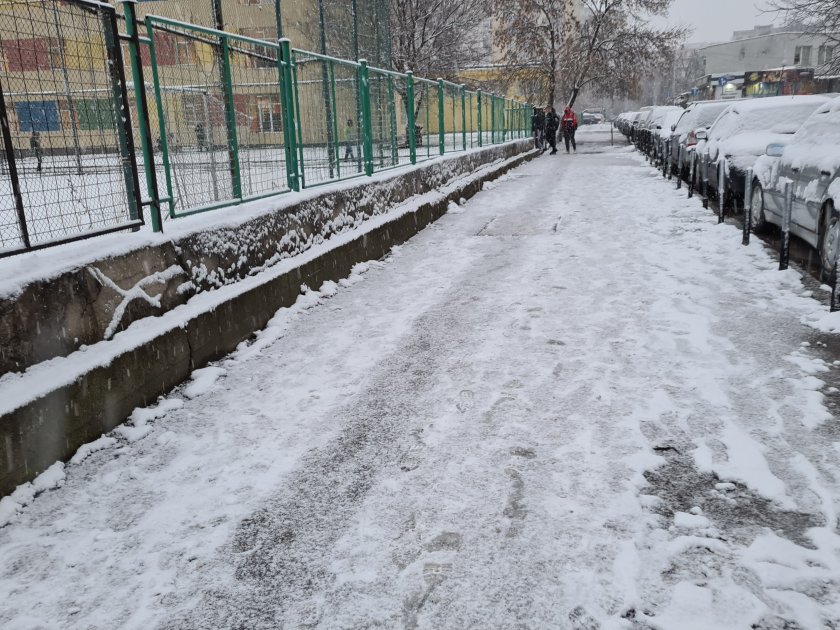 Около 50 души, пострадали от зимната обстановка в София, са